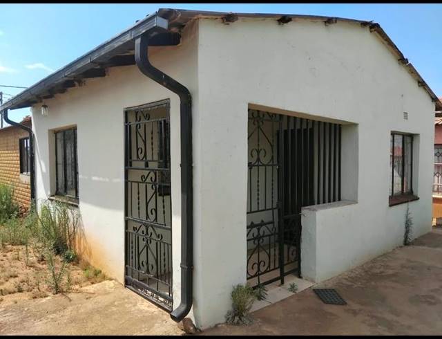 2 BEDROOM HOUSE FOR SALE IN STRETFORD
